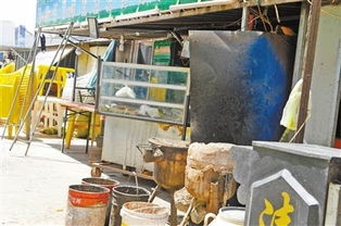 蘭州新區(qū)一小校門(mén)“圍城” 流動(dòng)攤販扎堆 食品安全與交通消防隱患亟待破局